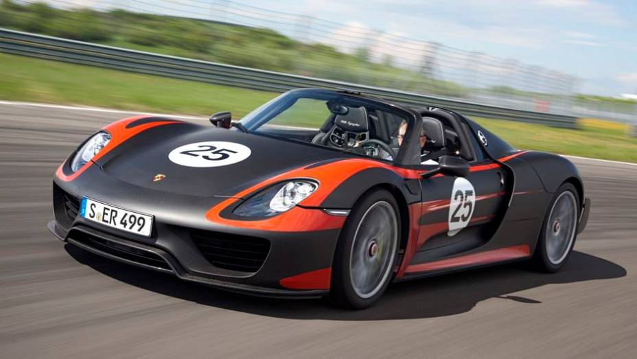 Assim, somando o motor V8 a gasolina (608 cv), a pot&ecirc;ncia total entregue &eacute; de 887 cv | <a href="https://preprod.quatrorodas.abril.com.br/noticias/fabricantes/porsche-fornece-especificacoes-918-spyder-741568.shtml" rel="migration">Leia mais</a>