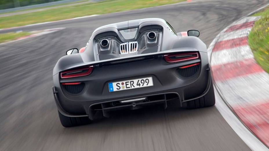 Assim, o modelo chega &agrave; velocidade m&aacute;xima de 340 km/h, acelerando de 0 a 100 km/h em 2,8 segundos e de 0 a 200 km/h em 7,9 segundos | <a href="%20https://preprod.quatrorodas.abril.com.br/noticias/fabricantes/porsche-fornece-especificacoes-918-spyder-741568.shtml" rel="migration">Le</a>