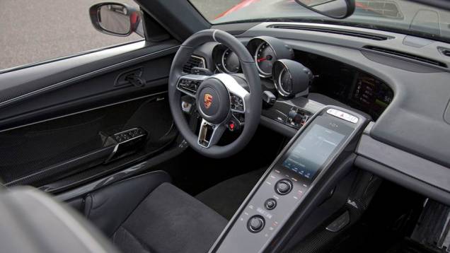 A transmissão é PDK, de sete marchas, e a tração é traseira | <a href="https://preprod.quatrorodas.abril.com.br/noticias/fabricantes/porsche-fornece-especificacoes-918-spyder-741568.shtml" rel="migration">Leia mais</a> A transmissão é PDK, de sete marchas, e a tração é traseira | <a href="https://preprod.quatrorodas.abril.com.br/noticias/fabricantes/porsche-fornece-especificacoes-918-spyder-741568.shtml" rel="migration">Leia mais</a>