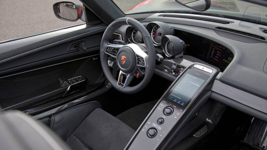 A transmiss&atilde;o &eacute; PDK, de sete marchas, e a tra&ccedil;&atilde;o &eacute; traseira | <a href="https://preprod.quatrorodas.abril.com.br/noticias/fabricantes/porsche-fornece-especificacoes-918-spyder-741568.shtml" rel="migration">Leia mais</a>