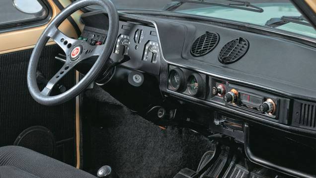 Interior espaçoso e volante esportivo no GLS Interior espaçoso e volante esportivo no GLS