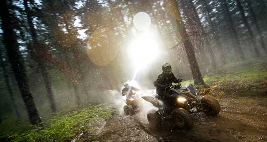 O quadro combinando aço e alumínio e a balança traseira de alumínio culminam em um conjunto bem leve para a categoria: 192 quilos | <a href="https://preprod.quatrorodas.abril.com.br/moto/noticias/yamaha-lanca-novo-raptor-700r-688932.shtml" rel="migration">Leia mais</a>