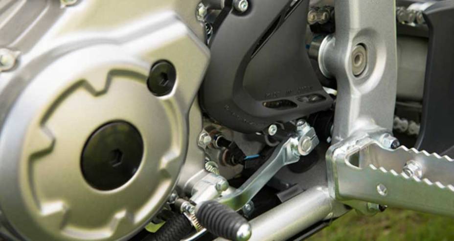 Conjunto reforçado garante robustez até na hora de enfrentar os piores obstáculos | <a href="https://preprod.quatrorodas.abril.com.br/moto/noticias/yamaha-lanca-novo-raptor-700r-688932.shtml" rel="migration">Leia mais</a>