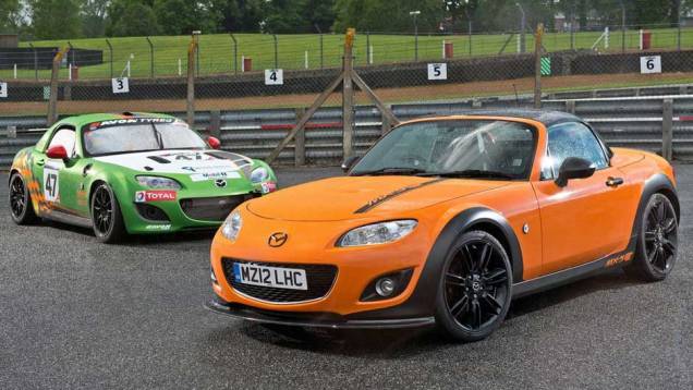 A companhia de um carro de corrida na foto não é por acaso: o MX-5 GT foi concebido para ser usado nas pistas, se assim o proprietário quiser | <a href="https://preprod.quatrorodas.abril.com.br/noticias/mazda-mostra-mx-5-especial-goodwood-324164_p.shtml" target="_blank" rel="migration"></a> A companhia de um carro de corrida na foto não é por acaso: o MX-5 GT foi concebido para ser usado nas pistas, se assim o proprietário quiser | <a href="https://preprod.quatrorodas.abril.com.br/noticias/mazda-mostra-mx-5-especial-goodwood-324164_p.shtml" target="_blank" rel="migration"></a>