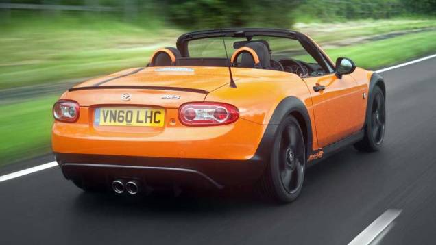 Esta é a versão de rua, mas se o proprietário optar por usá-lo nas pistas, poderá encomendar o MX-5 GT com santantonios | <a href="https://preprod.quatrorodas.abril.com.br/noticias/mazda-mostra-mx-5-especial-goodwood-324164_p.shtml" target="_blank" rel="migration">Leia mais</a> Esta é a versão de rua, mas se o proprietário optar por usá-lo nas pistas, poderá encomendar o MX-5 GT com santantonios | <a href="https://preprod.quatrorodas.abril.com.br/noticias/mazda-mostra-mx-5-especial-goodwood-324164_p.shtml" target="_blank" rel="migration">Leia mais</a>