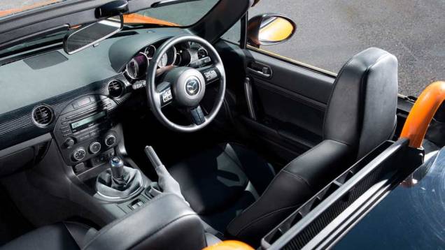 O interior tem várias peças de fibra de carbono e bancos do tipo concha | <a href="https://preprod.quatrorodas.abril.com.br/noticias/mazda-mostra-mx-5-especial-goodwood-324164_p.shtml" target="_blank" rel="migration">Leia mais</a> O interior tem várias peças de fibra de carbono e bancos do tipo concha | <a href="https://preprod.quatrorodas.abril.com.br/noticias/mazda-mostra-mx-5-especial-goodwood-324164_p.shtml" target="_blank" rel="migration">Leia mais</a>