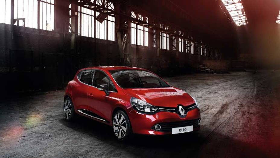 A vers&atilde;o oferece oferecendo de s&eacute;rie itens como freios ABS com EBD, 4 airbags, controle de estabilidade (ESP), hill holder e piloto autom&aacute;tico | <a href="%20https://preprod.quatrorodas.abril.com.br/saloes/paris/2012/renault-clio-702424.shtml" rel="migration">Leia mais</a>