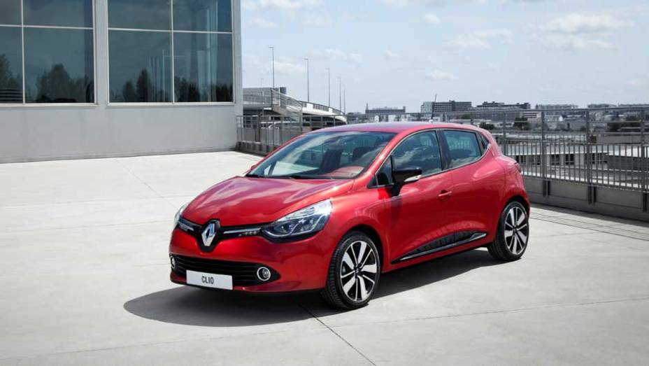 Nesse caso, o compacto passa a contar com sensor de chuva e crepuscular, rodas de 16 polegadas, volante com revestimento em couro | <a href="%20https://preprod.quatrorodas.abril.com.br/saloes/paris/2012/renault-clio-702424.shtml" rel="migration">Leia mais</a>