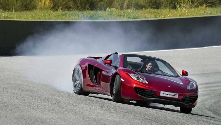 Teto do modelo pode ser retraído em apenas 17 segundos | <a href="https://preprod.quatrorodas.abril.com.br/saloes/paris/2012/mclaren-mp4-12c-spider-703295.shtml" rel="migration">Leia mais</a>