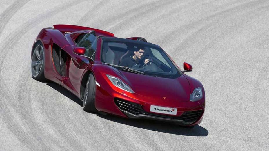 Peso do MP4-12C é de apenas 1.440 kg | <a href="https://preprod.quatrorodas.abril.com.br/saloes/paris/2012/mclaren-mp4-12c-spider-703295.shtml" rel="migration">Leia mais</a>