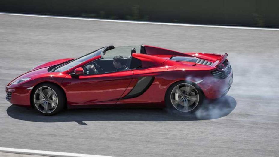 3.8 V8 biturbo gera 625 cavalos de potência | <a href="https://preprod.quatrorodas.abril.com.br/saloes/paris/2012/mclaren-mp4-12c-spider-703295.shtml" rel="migration">Leia mais</a>