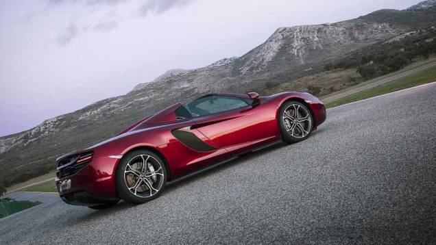 Câmbio de dupla embreagem com sete marchas envia a força do motor para as rodas traseiras | <a href="https://preprod.quatrorodas.abril.com.br/saloes/paris/2012/mclaren-mp4-12c-spider-703295.shtml" rel="migration">Leia mais</a> Câmbio de dupla embreagem com sete marchas envia a força do motor para as rodas traseiras | <a href="https://preprod.quatrorodas.abril.com.br/saloes/paris/2012/mclaren-mp4-12c-spider-703295.shtml" rel="migration">Leia mais</a>