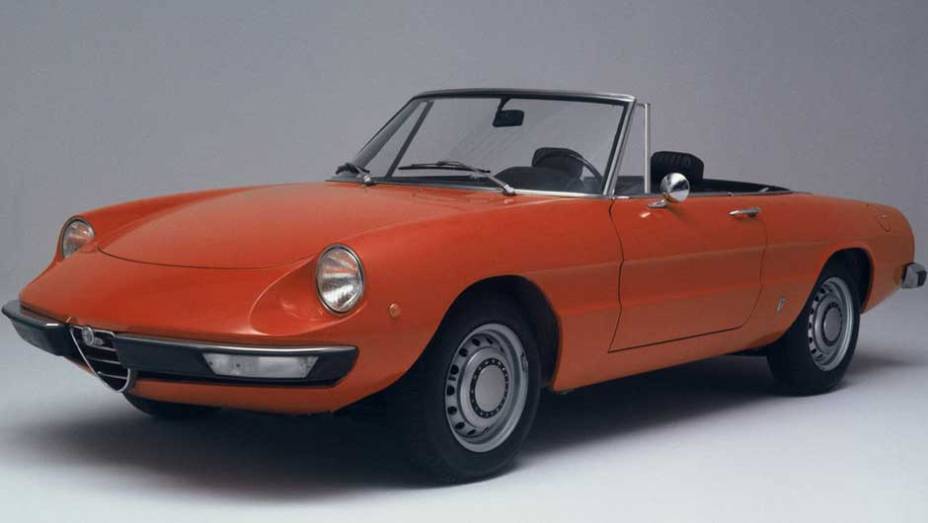 Alfa Romeo Spider: um dos maiores clássicos da marca italiana foi desenhado por Pininfarina | <a href="https://preprod.quatrorodas.abril.com.br/noticias/sergio-pininfarina-morre-aos-85-anos-324190_p.shtml" target="_blank" rel="migration">Leia mais</a>