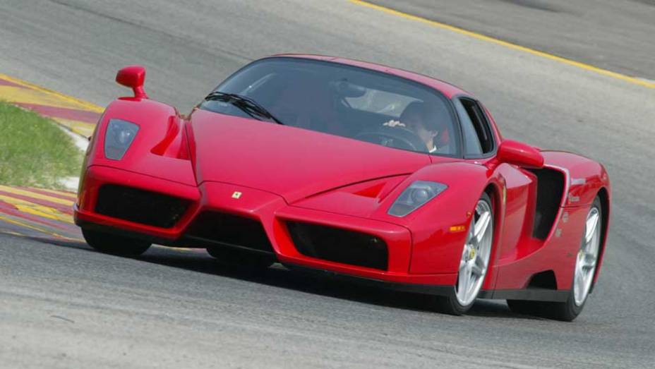 Ferrari Enzo: uma das macchinas mais velozes fabricadas em Maranello merecia levar o nome do fundador da Ferrari; tinha um possante motor 6.0 V12 | <a href="https://preprod.quatrorodas.abril.com.br/noticias/sergio-pininfarina-morre-aos-85-anos-324190_p.shtml" target="_blank" rel="migration"></a>