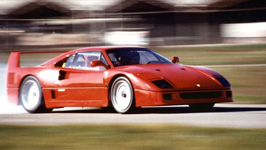 Ferrari F40; esportiva ao extremo, não tinha quaisquer recursos eletrõnicos para interferir na experiência de pilotagem | <a href="https://preprod.quatrorodas.abril.com.br/noticias/sergio-pininfarina-morre-aos-85-anos-324190_p.shtml" target="_blank" rel="migration">Leia mais</a>