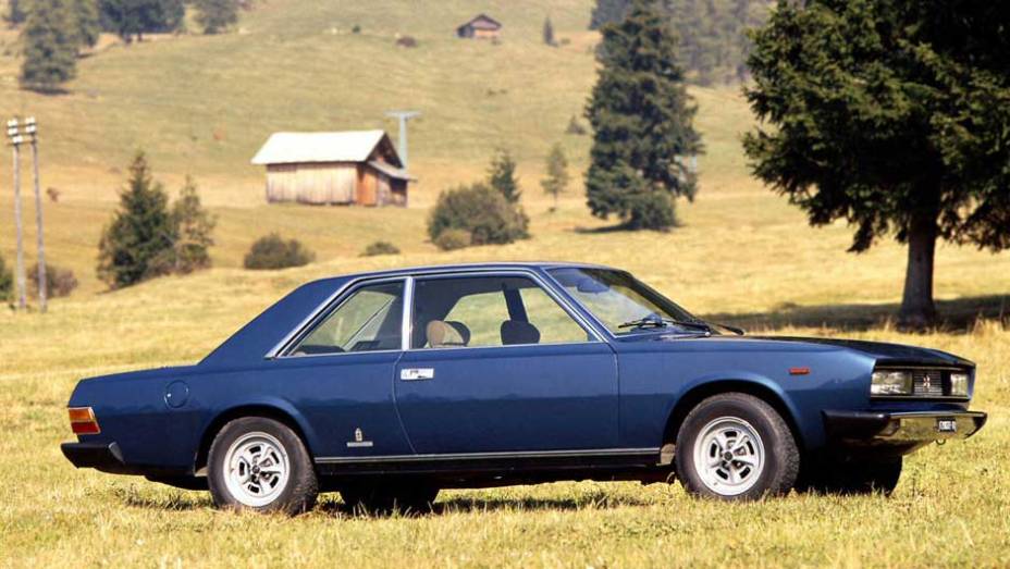 Fiat 130 Coupe: lançado em 1969, tinha como meta rivalizar com os luxuosos modelos de Jaguar, BMW e Mercedes-Benz | <a href="https://preprod.quatrorodas.abril.com.br/noticias/sergio-pininfarina-morre-aos-85-anos-324190_p.shtml" target="_blank" rel="migration">Leia mais</a>