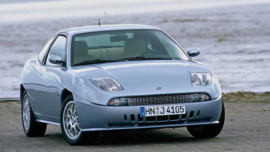 Fiat Coupe: com mais design do que potência, tinha estilo bastante agressivo, que rapidamente conquistou a juventude dos anos 90 | <a href="https://preprod.quatrorodas.abril.com.br/noticias/sergio-pininfarina-morre-aos-85-anos-324190_p.shtml" target="_blank" rel="migration">Leia mais</a>