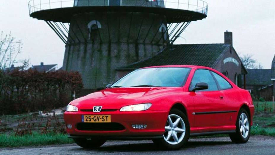 Peugeot 406 Coupe: um dos modelos mais famosos da marca francesa conseguiu ser ainda mais belo que o sedã | <a href="https://preprod.quatrorodas.abril.com.br/noticias/sergio-pininfarina-morre-aos-85-anos-324190_p.shtml" target="_blank" rel="migration">Leia mais</a>