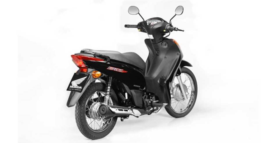 A Biz é oferecida nas versões com partida a pedal ou partida elétrica | <a href="https://preprod.quatrorodas.abril.com.br/moto/noticias/honda-biz-100-porta-entrada-691776.shtml" rel="migration">Leia mais</a>