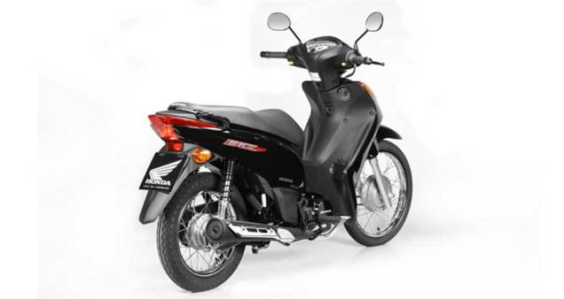 A Biz é oferecida nas versões com partida a pedal ou partida elétrica | <a href="https://preprod.quatrorodas.abril.com.br/moto/noticias/honda-biz-100-porta-entrada-691776.shtml" rel="migration">Leia mais</a> A Biz é oferecida nas versões com partida a pedal ou partida elétrica | <a href="https://preprod.quatrorodas.abril.com.br/moto/noticias/honda-biz-100-porta-entrada-691776.shtml" rel="migration">Leia mais</a>