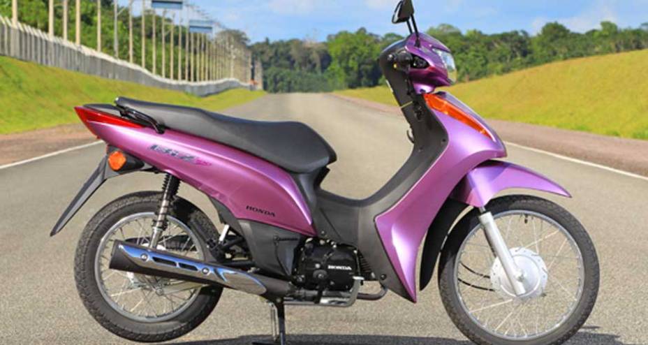 Cores chamativas buscam agradar os clientes jovens | <a href="https://preprod.quatrorodas.abril.com.br/moto/noticias/honda-biz-100-porta-entrada-691776.shtml" rel="migration">Leia mais</a>