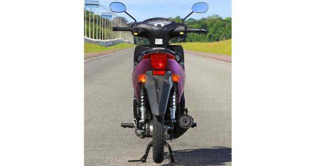 A Honda está de olho nas mulheres, que respondem por boa parte dos clientes deste tipo de motocicleta | <a href="https://preprod.quatrorodas.abril.com.br/moto/noticias/honda-biz-100-porta-entrada-691776.shtml" rel="migration">Leia mais</a> A Honda está de olho nas mulheres, que respondem por boa parte dos clientes deste tipo de motocicleta | <a href="https://preprod.quatrorodas.abril.com.br/moto/noticias/honda-biz-100-porta-entrada-691776.shtml" rel="migration">Leia mais</a>