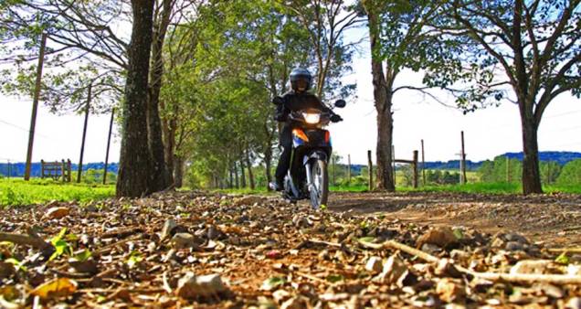 O câmbio é semi-automático de 4 marchas do tipo rotativo, com embreagem do tipo centrífuga | <a href="https://preprod.quatrorodas.abril.com.br/moto/noticias/honda-biz-100-porta-entrada-691776.shtml" rel="migration">Leia mais</a> O câmbio é semi-automático de 4 marchas do tipo rotativo, com embreagem do tipo centrífuga | <a href="https://preprod.quatrorodas.abril.com.br/moto/noticias/honda-biz-100-porta-entrada-691776.shtml" rel="migration">Leia mais</a>