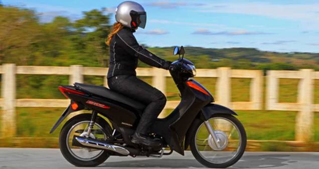 Ambos os freios são a tambor, com 130 mm de diâmetro na dianteira, e 110 mm na traseira | <a href="https://preprod.quatrorodas.abril.com.br/moto/noticias/honda-biz-100-porta-entrada-691776.shtml" rel="migration">Leia mais</a> Ambos os freios são a tambor, com 130 mm de diâmetro na dianteira, e 110 mm na traseira | <a href="https://preprod.quatrorodas.abril.com.br/moto/noticias/honda-biz-100-porta-entrada-691776.shtml" rel="migration">Leia mais</a>