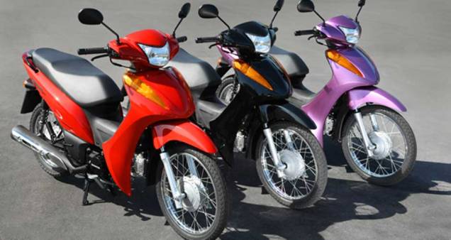Além do rosa, a Biz está disponível nas cores preta e vermelha | <a href="https://preprod.quatrorodas.abril.com.br/moto/noticias/honda-biz-100-porta-entrada-691776.shtml" rel="migration">Leia mais</a> Além do rosa, a Biz está disponível nas cores preta e vermelha | <a href="https://preprod.quatrorodas.abril.com.br/moto/noticias/honda-biz-100-porta-entrada-691776.shtml" rel="migration">Leia mais</a>