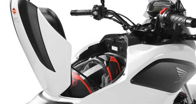 Localizado onde normalmente fica o tanque de combustível, o porta-objetos é ideal para guardar capacete e outros pertences | <a href="https://preprod.quatrorodas.abril.com.br/moto/noticias/honda-nc-700x-made-in-manaus-691787.shtml" rel="migration">Leia mais</a> Localizado onde normalmente fica o tanque de combustível, o porta-objetos é ideal para guardar capacete e outros pertences | <a href="https://preprod.quatrorodas.abril.com.br/moto/noticias/honda-nc-700x-made-in-manaus-691787.shtml" rel="migration">Leia mais</a>