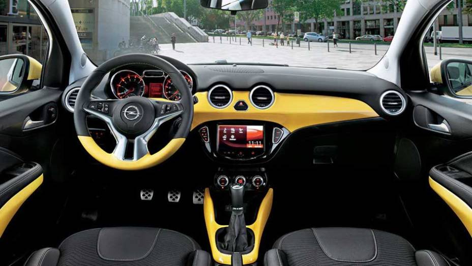 Interior do Adam poderá ser customizado com dois tons de cores | <a href="https://preprod.quatrorodas.abril.com.br/saloes/paris/2012/opel-adam-702610.shtml" rel="migration">Leia mais</a>