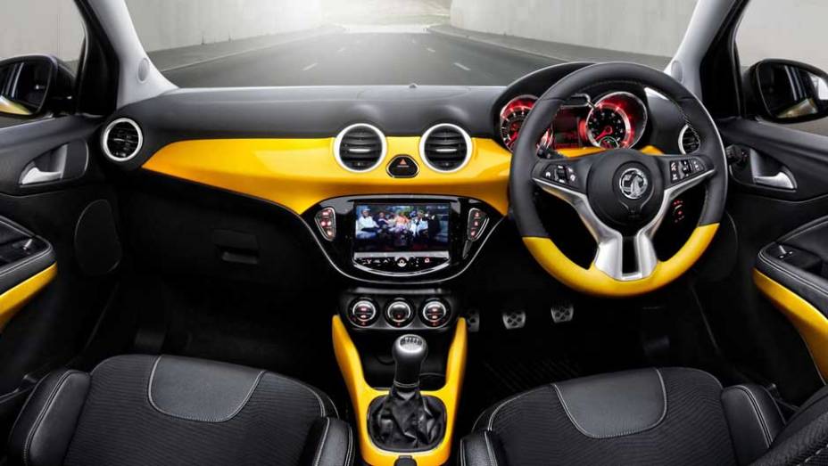 Modelo ser&aacute; vendido tamb&eacute;m com m&atilde;o inglesa, pela Vauxhall | <a href="https://preprod.quatrorodas.abril.com.br/saloes/paris/2012/opel-adam-702610.shtml" rel="migration">Leia mais</a>