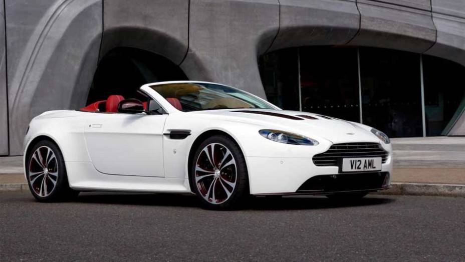 O belo V12 Vantage Roadster terá produção limitada a apenas 101 unidades | <a href="https://preprod.quatrorodas.abril.com.br/saloes/paris/2012/aston-martin-vantage-v12-roadster-703294.shtml" rel="migration">Leia mais</a>