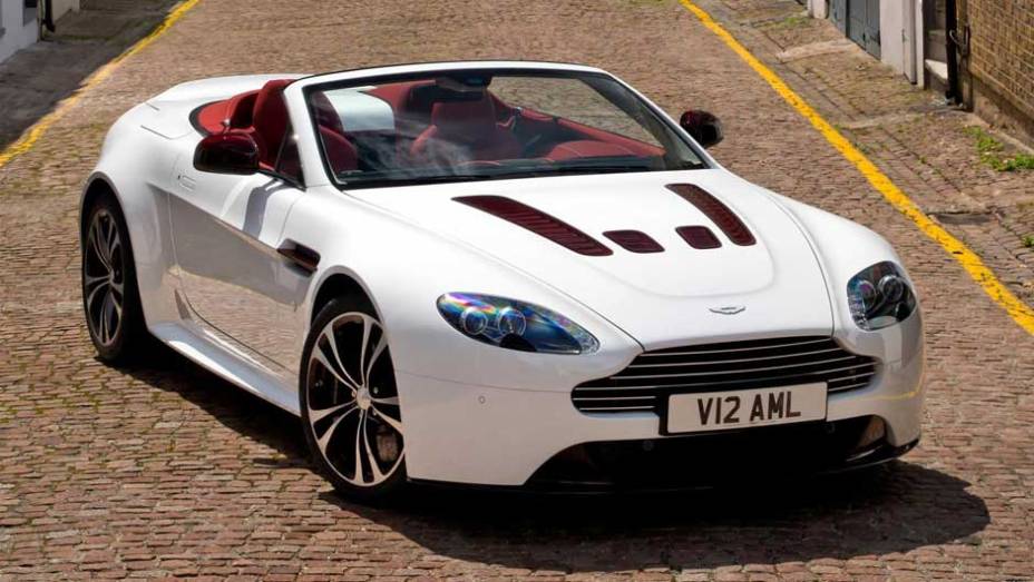 Equipado com um motor 6.0 V12, o roadster entrega 510 cv | <a href="https://preprod.quatrorodas.abril.com.br/saloes/paris/2012/aston-martin-vantage-v12-roadster-703294.shtml" rel="migration">Leia mais</a>