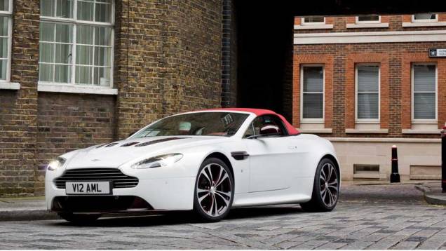O torque máximo é de 65 mkgf | <a href="https://preprod.quatrorodas.abril.com.br/saloes/paris/2012/aston-martin-vantage-v12-roadster-703294.shtml" rel="migration">Leia mais</a> O torque máximo é de 65 mkgf | <a href="https://preprod.quatrorodas.abril.com.br/saloes/paris/2012/aston-martin-vantage-v12-roadster-703294.shtml" rel="migration">Leia mais</a>