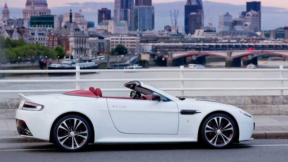 O carro chama atenção pelo uso abundante de peças em fibra de carbono | <a href="https://preprod.quatrorodas.abril.com.br/saloes/paris/2012/aston-martin-vantage-v12-roadster-703294.shtml" rel="migration">Leia mais</a>