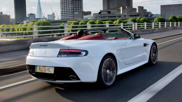 O belo desenho das rodas de liga leve faz o V12 Vantage parecer ainda mais agressivo | <a href="https://preprod.quatrorodas.abril.com.br/saloes/paris/2012/aston-martin-vantage-v12-roadster-703294.shtml" rel="migration">Leia mais</a> O belo desenho das rodas de liga leve faz o V12 Vantage parecer ainda mais agressivo | <a href="https://preprod.quatrorodas.abril.com.br/saloes/paris/2012/aston-martin-vantage-v12-roadster-703294.shtml" rel="migration">Leia mais</a>