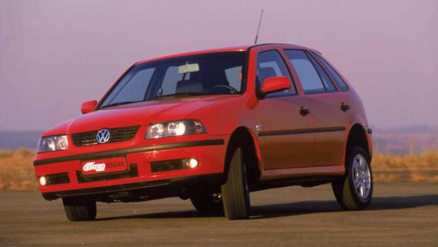 A virada do século trouxe o Gol Geração III, que tinha design semelhante a alguns modelos da VW mundial e interior com uma bela iluminação azulada; este é o inovador 1.0 16V Turbo, com 112 cv | <a href="https://preprod.quatrorodas.abril.com.br/reportagens/classicos" rel="migration"></a> A virada do século trouxe o Gol Geração III, que tinha design semelhante a alguns modelos da VW mundial e interior com uma bela iluminação azulada; este é o inovador 1.0 16V Turbo, com 112 cv | <a href="https://preprod.quatrorodas.abril.com.br/reportagens/classicos" rel="migration"></a>