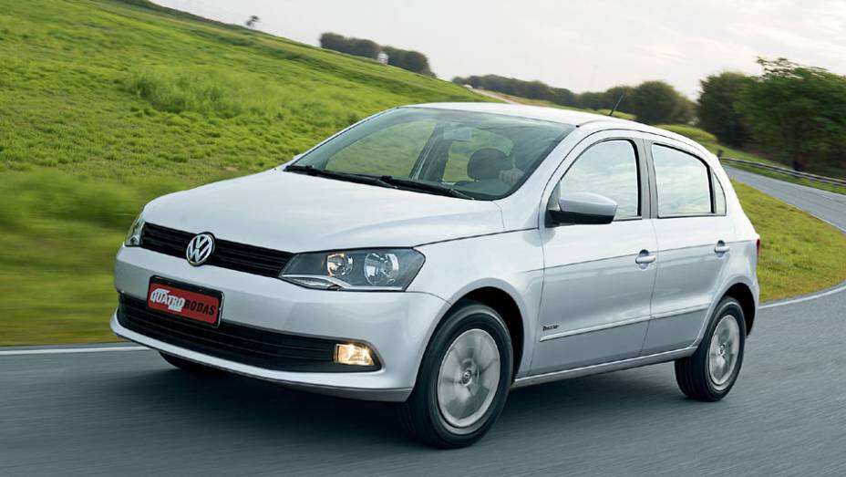 A última reestilização aconteceu em 2012, quando a VW deu uma atualizada nas linhas do Gol; o carro ganhou a identidade visual adotada pela empresa, com novos faróis, nova grade e para-choques redesenhados | <a href="https://preprod.quatrorodas.abril.com.br/reporta" rel="migration"></a>