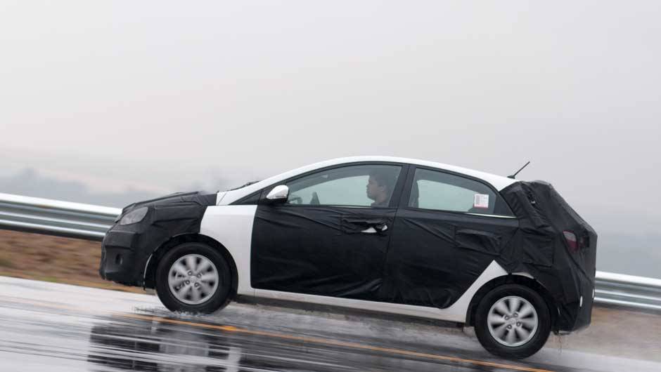 Querendo criar mist&eacute;rio, Hyundai s&oacute; disponibilizou modelos com camuflagem para teste | <a href="https://preprod.quatrorodas.abril.com.br/carros/lancamentos/novo-hyundai-sera-chamado-hb20-693564.shtml" target="_blank" rel="migration">Leia mais</a>