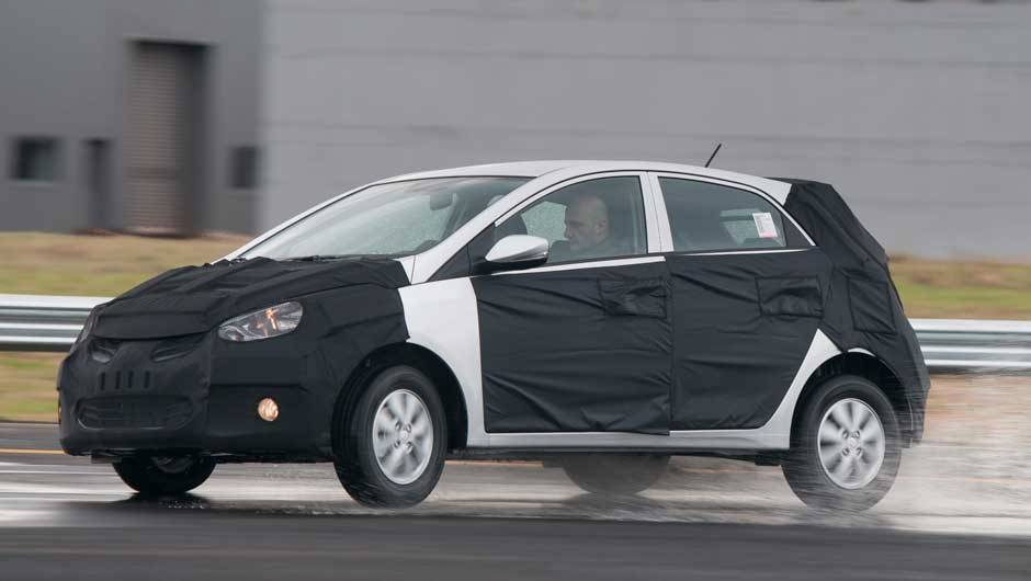 Hyundai n&atilde;o permitiu com que o interior fosse fotografado, alegando que algumas modifica&ccedil;&otilde;es ainda poderiam ser realizadas. Todavia, o acabamento interno &eacute; bom | <a href="https://preprod.quatrorodas.abril.com.br/carros/lancamentos/novo-hyundai-sera-chamado-hb20-693" rel="migration"></a>