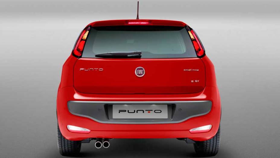 Atrás, novo para-choque e lanternas com nova disposição de luzes | <a href="https://preprod.quatrorodas.abril.com.br/carros/lancamentos/fiat-punto-2013-693625.shtml" target="_blank" rel="migration">Leia mais</a>