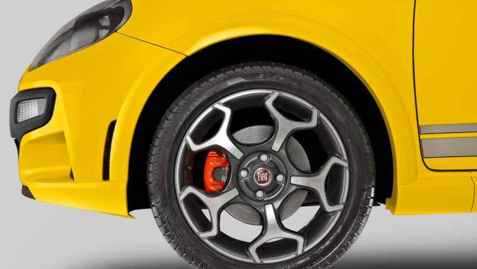 As novas rodas de liga leve lembram o europeu Abarth | <a href="https://preprod.quatrorodas.abril.com.br/carros/lancamentos/fiat-punto-2013-693625.shtml" target="_blank" rel="migration">Leia mais</a>