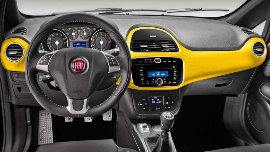 O aplique do painel vem na mesma cor da carroceria na versão T-Jet | <a href="https://preprod.quatrorodas.abril.com.br/carros/lancamentos/fiat-punto-2013-693625.shtml" target="_blank" rel="migration">Leia mais</a>