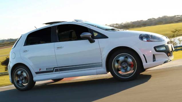 Gosta de acelerar? A versão T-Jet foi feita para estimular seus sentidos | <a href="https://preprod.quatrorodas.abril.com.br/carros/lancamentos/fiat-punto-2013-693625.shtml" target="_blank" rel="migration">Leia mais</a> Gosta de acelerar? A versão T-Jet foi feita para estimular seus sentidos | <a href="https://preprod.quatrorodas.abril.com.br/carros/lancamentos/fiat-punto-2013-693625.shtml" target="_blank" rel="migration">Leia mais</a>
