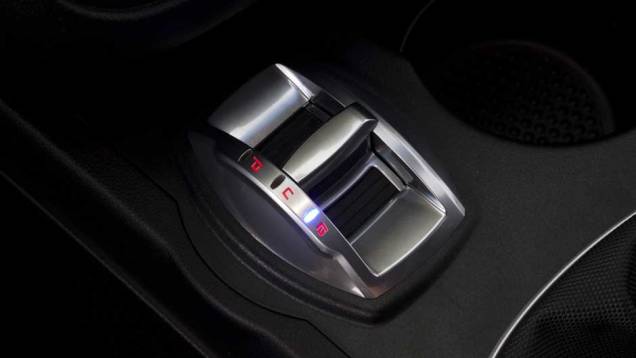 Eis o botão do seletor DNA, que pode fazer o Punto ficar mais nervoso no modo Dinâmico ou mais econômico no modo Autonomia | <a href="https://preprod.quatrorodas.abril.com.br/carros/lancamentos/fiat-punto-2013-693625.shtml" target="_blank" rel="migration">Leia mais</a> Eis o botão do seletor DNA, que pode fazer o Punto ficar mais nervoso no modo Dinâmico ou mais econômico no modo Autonomia | <a href="https://preprod.quatrorodas.abril.com.br/carros/lancamentos/fiat-punto-2013-693625.shtml" target="_blank" rel="migration">Leia mais</a>