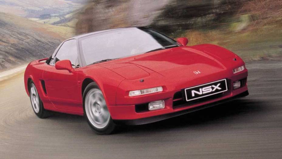 Honda NSX foi lançado em 1990 e conseguia oferecer alto nível de conforto e bom desempenho para as ruas <a href="https://preprod.quatrorodas.abril.com.br/reportagens/classicos/japones-valente-828328.shtml" rel="migration">| Leia mais|</a> <a href="https://preprod.quatrorodas.abril.com.br/g" rel="migration"></a>