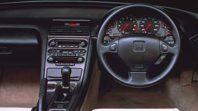 Interior do esportivo da Honda oferecia diversos luxos para a época: revestimento em couro, sistema de som com CD player e acabamento refinado <a href="https://preprod.quatrorodas.abril.com.br/reportagens/classicos/japones-valente-828328.shtml" rel="migration">| Leia mais|</a> Interior do esportivo da Honda oferecia diversos luxos para a época: revestimento em couro, sistema de som com CD player e acabamento refinado <a href="https://preprod.quatrorodas.abril.com.br/reportagens/classicos/japones-valente-828328.shtml" rel="migration">| Leia mais|</a>