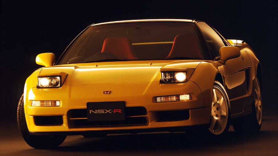 Em 1992 nasceu o NSX-R, versão de alto desempenho do esportivo de motor central. A partir desse momento, modelo viveu bons momentos nas pistas <a href="https://preprod.quatrorodas.abril.com.br/reportagens/classicos/japones-valente-828328.shtml" rel="migration">| Leia mais|</a>