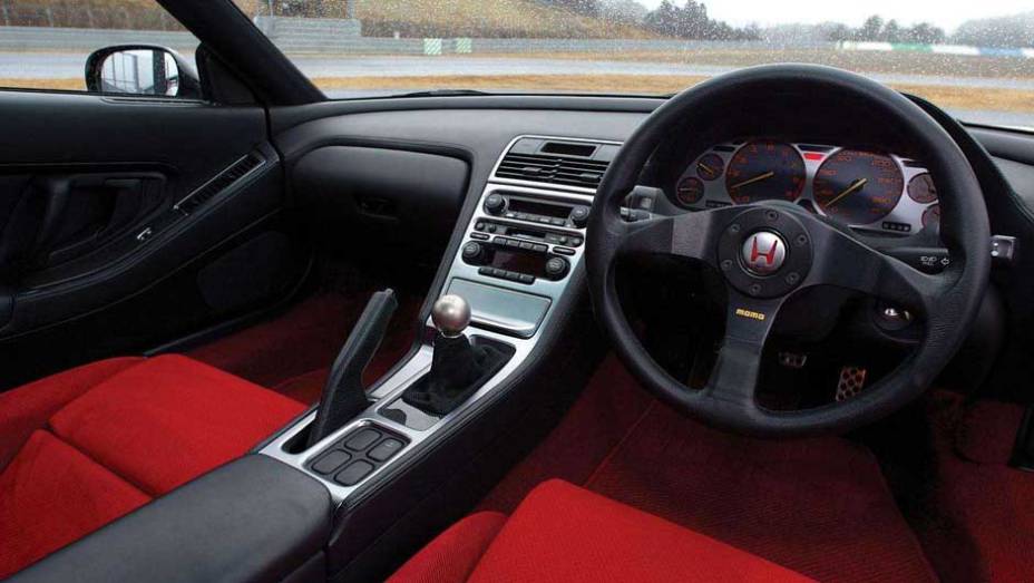 Apesar do bom acabamento, interior da última versão Type-R do NSX utilizava diversos componentes de baixo peso <a href="https://preprod.quatrorodas.abril.com.br/reportagens/classicos/japones-valente-828328.shtml" rel="migration">| Leia mais|</a> <a href="https://quatrorodas.abril.c" rel="migration"></a>